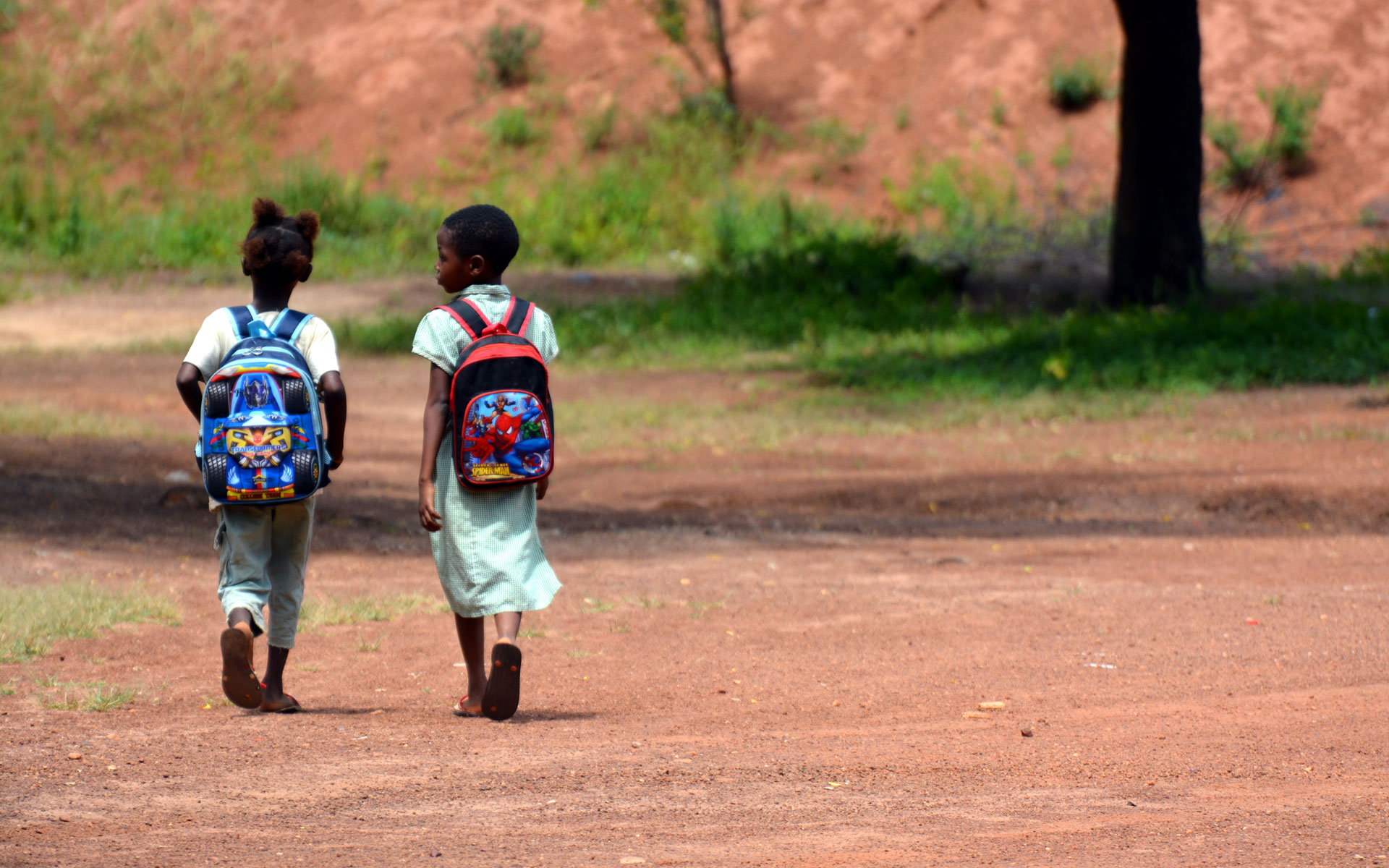 Sur les chemins de l'école || association Karongasoré